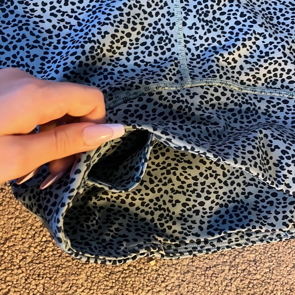 PERSIT Women's High Waist Print Workout Yoga Shorts with 2 Hidden Pockets - Picture 4 of 4